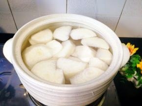 取出蒸笼煲，把骨头肉，姜片，白萝卜，清水，盐放入煲里
