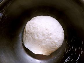 将饼皮所有原料混合均匀，揉成团