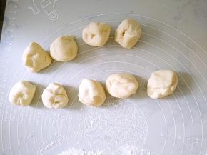 将面团均匀分成9个小剂子