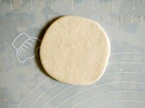 用擀面杖擀薄