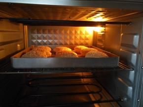 放入预热好的烤箱中层，上下火180度15分钟