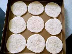 摆入烤盘，表面喷水，撒白芝麻