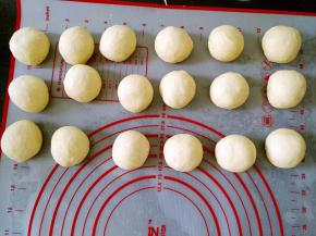 将一发好的面团排气，平均分成18份，滚圆，静置15分钟