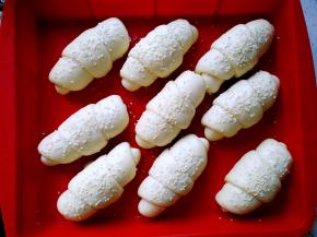 放烤箱二发至两倍大，表面喷水，撒白芝麻，用手将芝麻轻轻按一下，使之粘合更紧