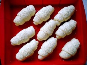 放烤箱二发至两倍大，表面喷水，撒白芝麻，用手将芝麻轻轻按一下，使之粘合更紧