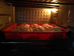 放入预热好的烤箱中层，上下火160度，烘烤20分钟