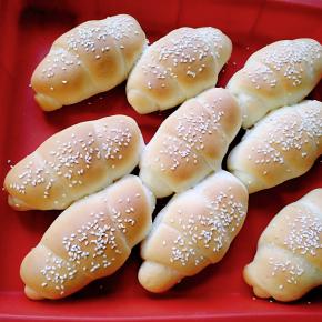 表面上色均匀后即可出炉，趁热抹融化的黄油