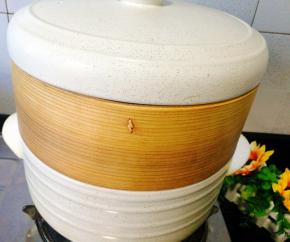 把蒸笼套上，大火烧开后转小火，蒸十五分钟即可，现包的饺子容易熟