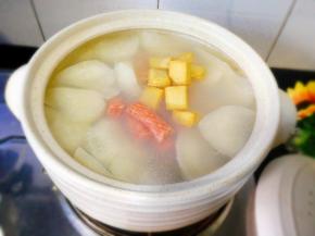 陆续加入鱼豆腐 ，肉肠，盖上盖子煮5分钟左右