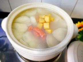 陆续加入鱼豆腐 ，肉肠，盖上盖子煮5分钟左右