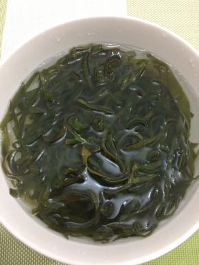 海带丝用水多冲洗几遍，浸泡10分钟