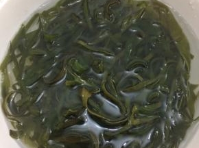 海带丝用水多冲洗几遍，浸泡10分钟