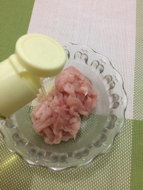 瘦肉洗干净，先切成薄片然后切成丝，放入碗中倒入少许油