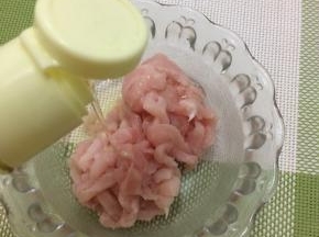 瘦肉洗干净，先切成薄片然后切成丝，放入碗中倒入少许油