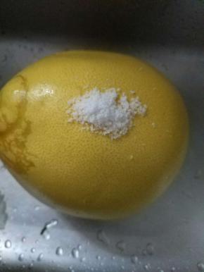 柚子先用盐将表皮搓洗干净