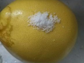 柚子先用盐将表皮搓洗干净