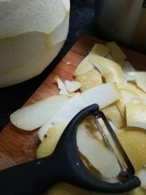 用刨子刨皮，如果想让柚子酱的口感没那么苦记得刨慢一点，不要粘上太多白瓤。我喜欢有点苦味所以留了一些白瓤