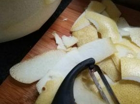 用刨子刨皮，如果想让柚子酱的口感没那么苦记得刨慢一点，不要粘上太多白瓤。我喜欢有点苦味所以留了一些白瓤