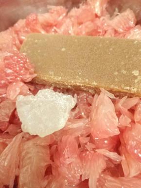 准备一口炒锅，先放滤过的柚子皮，柚子肉剥开不用捏碎，加入两块冰糖两块红糖，倒入柚子量一半的水