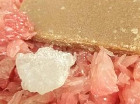 准备一口炒锅，先放滤过的柚子皮，柚子肉剥开不用捏碎，加入两块冰糖两块红糖，倒入柚子量一半的水