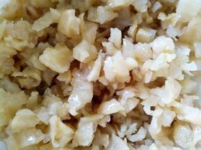 将萝卜干切碎，加入5克白糖和5克熟油，搅拌均匀