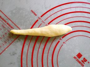 将面团搓成长水滴状