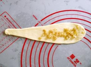 撒入适量萝卜干