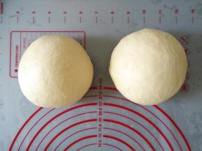 将面团平均分割成两份，滚圆，盖保鲜膜静置15分钟