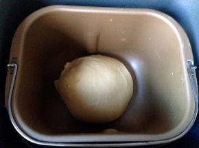 除黄油和葡萄干及核桃仁外所以原料放进面包机搅拌至出厚膜，加入黄油继续揉