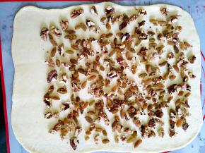 均匀撒上核桃仁和葡萄干