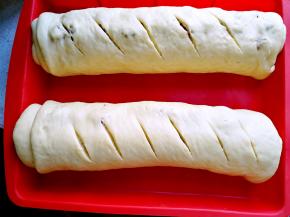 二发至两倍大，在面包坯上割几道