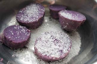 紫薯洗净削皮蒸熟，趁热加入白糖