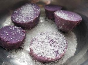 紫薯洗净削皮蒸熟，趁热加入白糖