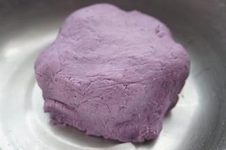 带上手套揉成光滑的面团