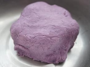 带上手套揉成光滑的面团