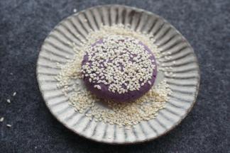 摁扁，表面蘸少许白芝麻