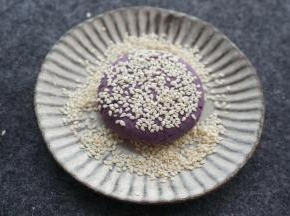 摁扁，表面蘸少许白芝麻