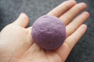 或者不包馅料，直接搓圆沾上芝麻按扁也可以