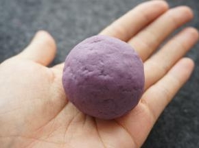 或者不包馅料，直接搓圆沾上芝麻按扁也可以