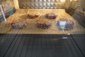 放入烤箱中层180度烤15分钟（图片是后面补的，有一个已经被吃了，哈哈哈），或者用平底锅放点油煎熟也是可以哒