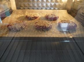 放入烤箱中层180度烤15分钟（图片是后面补的，有一个已经被吃了，哈哈哈），或者用平底锅放点油煎熟也是可以哒