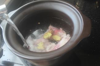 先准备熬出骨头汤来做汤底，筒骨洗净后加拍破的姜块注入清水放入汤锅