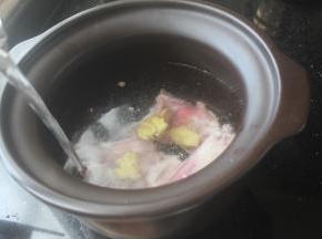 先准备熬出骨头汤来做汤底，筒骨洗净后加拍破的姜块注入清水放入汤锅