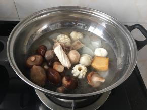 接着放入肉丸香菇