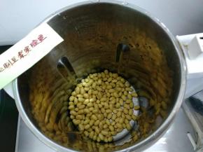 黄豆洗净放入豆浆机。