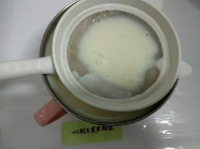 过滤豆浆放凉。