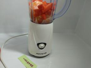 胡萝卜切小块，橘子掰小放入料理机。