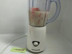 加入250毫升的豆浆。
