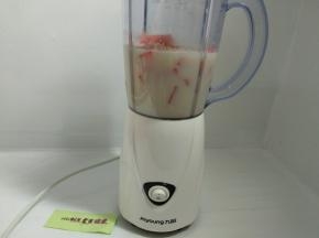 加入250毫升的豆浆。
