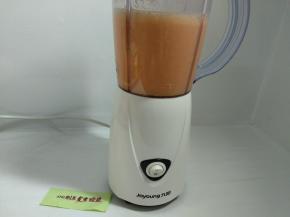 启动料理机搅拌成果汁。